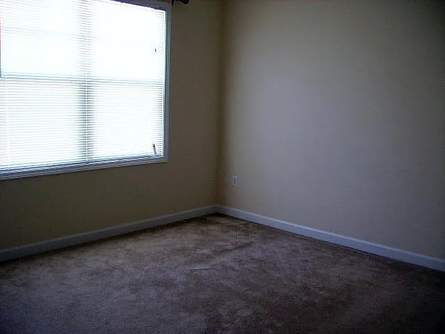Special! 2 Bedroom/2 Bath Condo In Heatherstone - 1/2 Half Rent 2nd Month — Photo 4