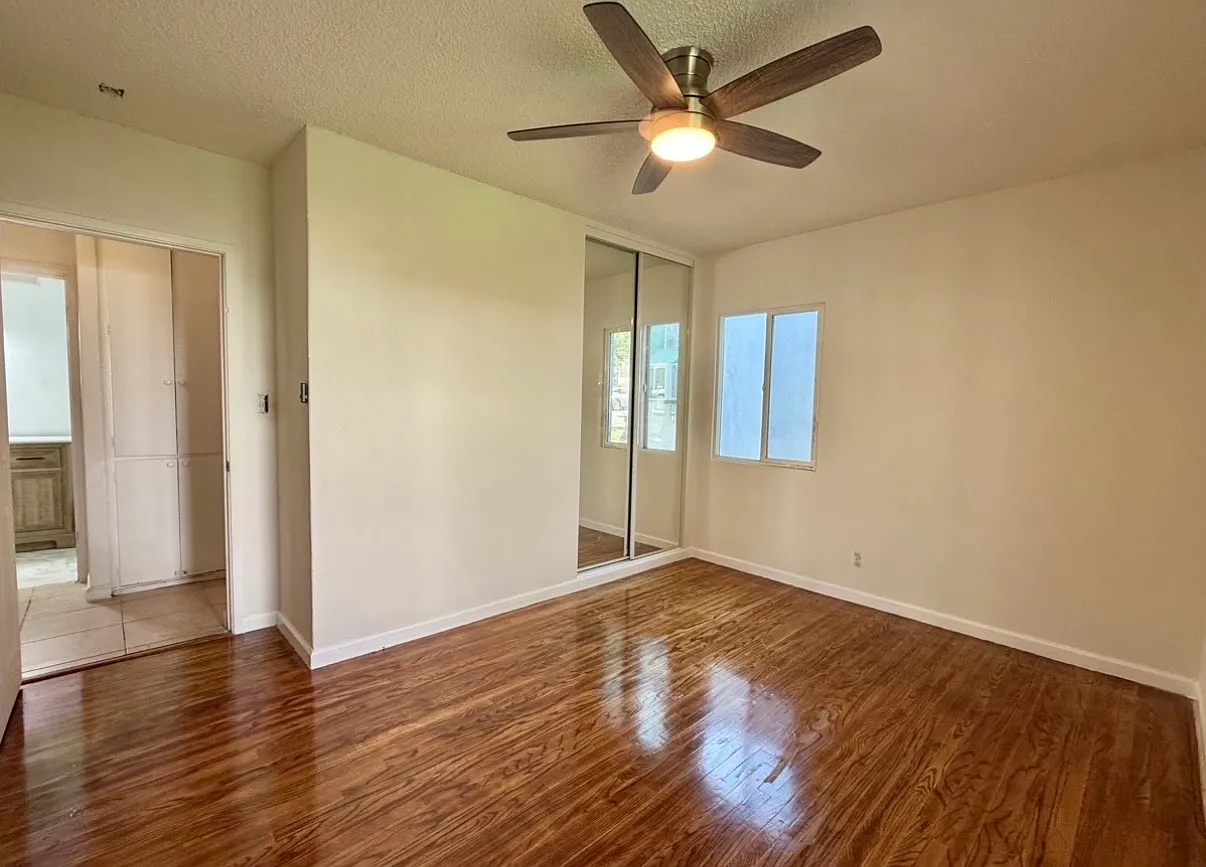 3 bed, 1050 sqft, $3,525 — Photo 2