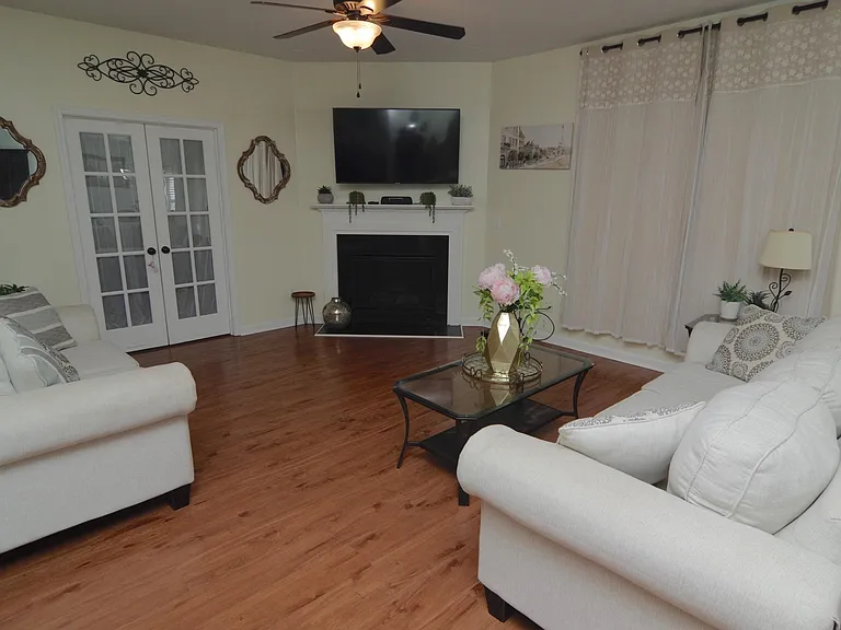 212 Glossy Green Ln — Photo 10