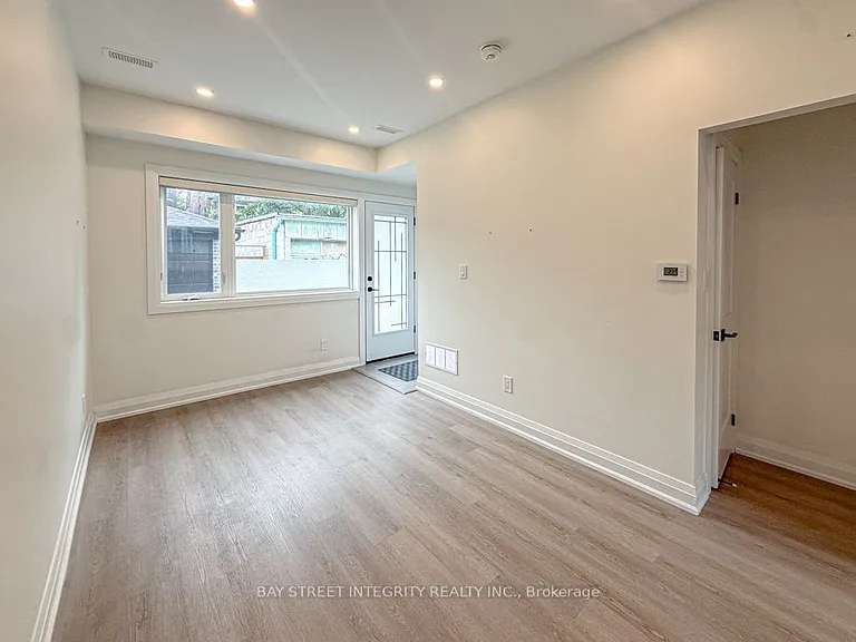 598 Crawford St #LANEWAY — Photo 2