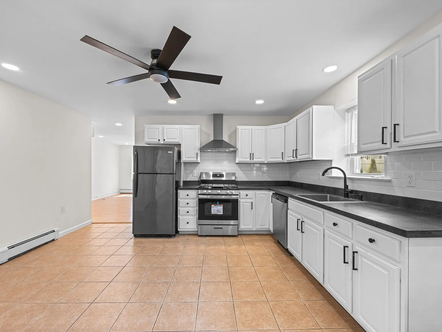2 bed, 1.0 bath, $3,000 — Photo 3