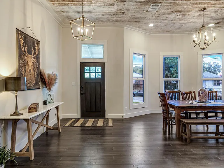 517 Burleson St — Photo 3