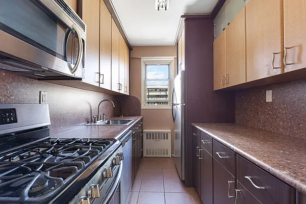 Sold by Thomas Lipovetsky, LREB | media 58