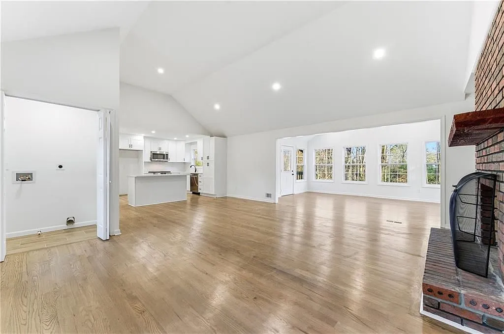 3 bed, 3.0 bath, 2995 sqft, $4,250 — Photo 4