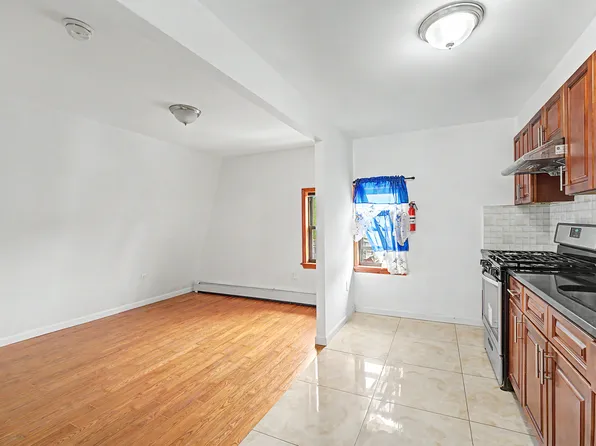 (undisclosed Address), Woodhaven, NY 11421