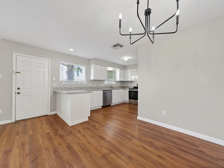 9906 Rocky Hollow Rd — Photo 5