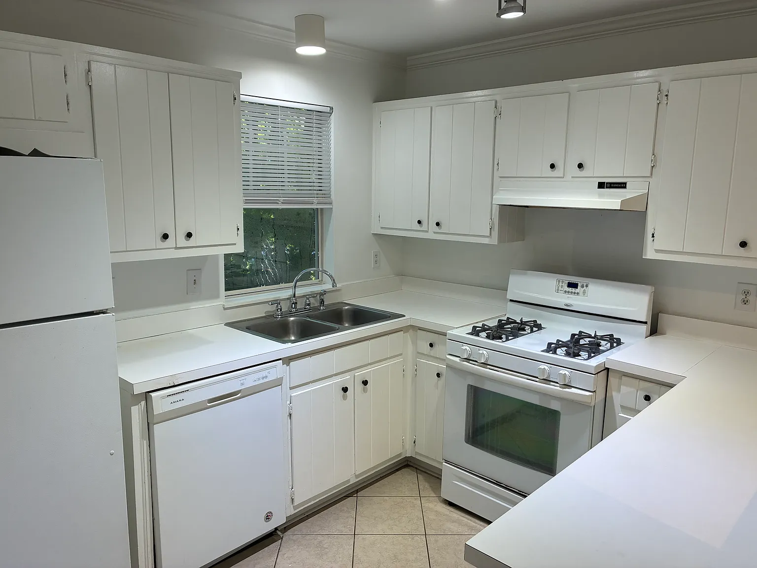 2 bed, 1050 sqft, $2,250 — Photo 2