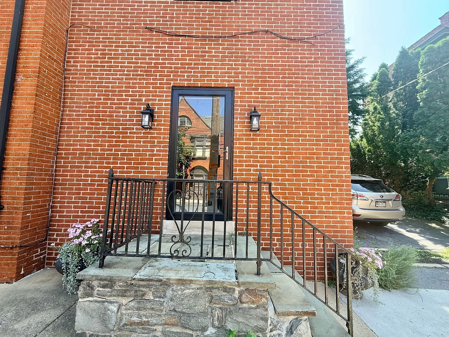 3 bed, 1.0 bath, 1300 sqft, $1,875 — Photo 2