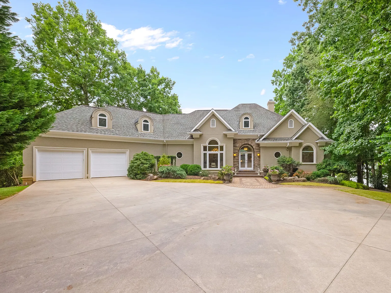 4 bed, 3.5 bath, 4338 sqft, $17,500 — Photo 1