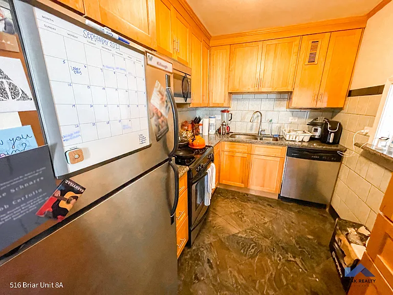 516 W Briar Pl — Photo 3