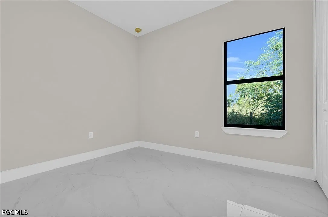 4 bed, 2.0 bath, 1698 sqft, $2,400 — Photo 4