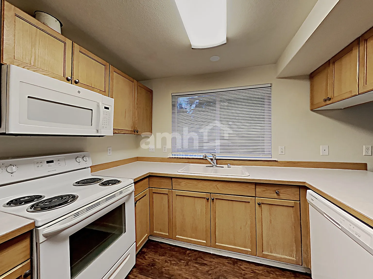 3 bed, 2.0 bath, 1622 sqft, $3,305 — Photo 4
