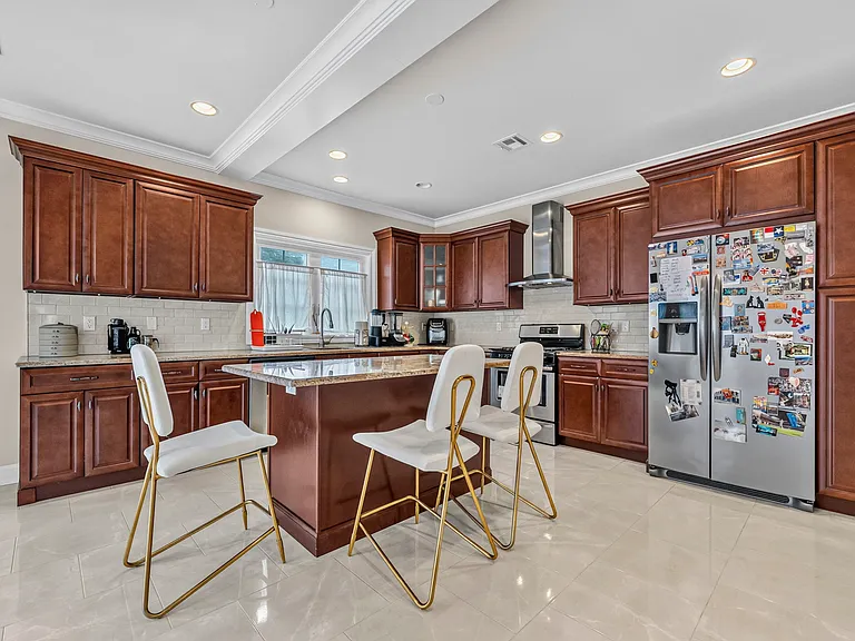 809 Edgewood Ln — Photo 8