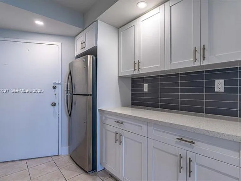 5401 Collins Avenue Cu #919 — Photo 11
