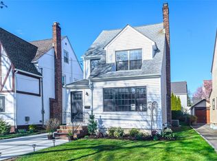 382 Marcellus Rd, Mineola, NY 11501