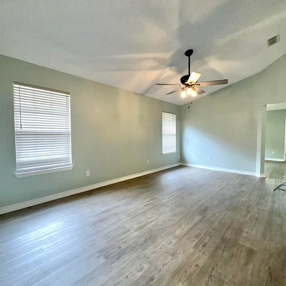 3 bed, 2129 sqft, $2,300 — Photo 2