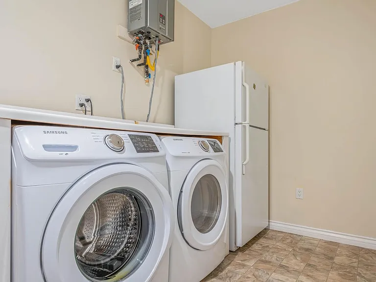 5659 Corbin Ave — Photo 44