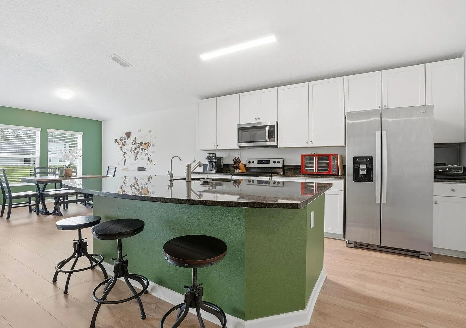 Discover modern comfort at 5043 Big Pine Drive in Jacksonville, FL.This nearly new 3-bedroom, 2-b... — Photo 4