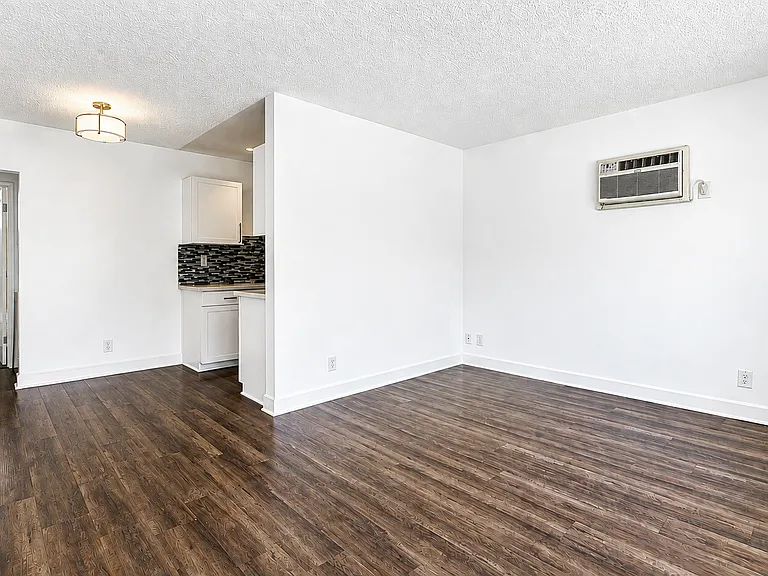 319 N Heliotrope Dr #1 — Photo 6