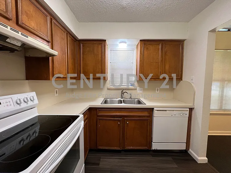 1150 Suburban St — Photo 6