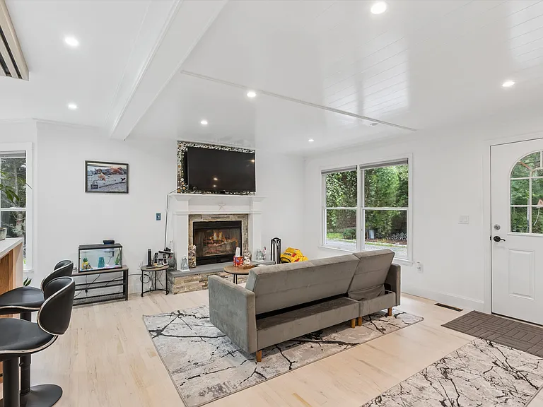 15 Hawthorne St — Photo 8
