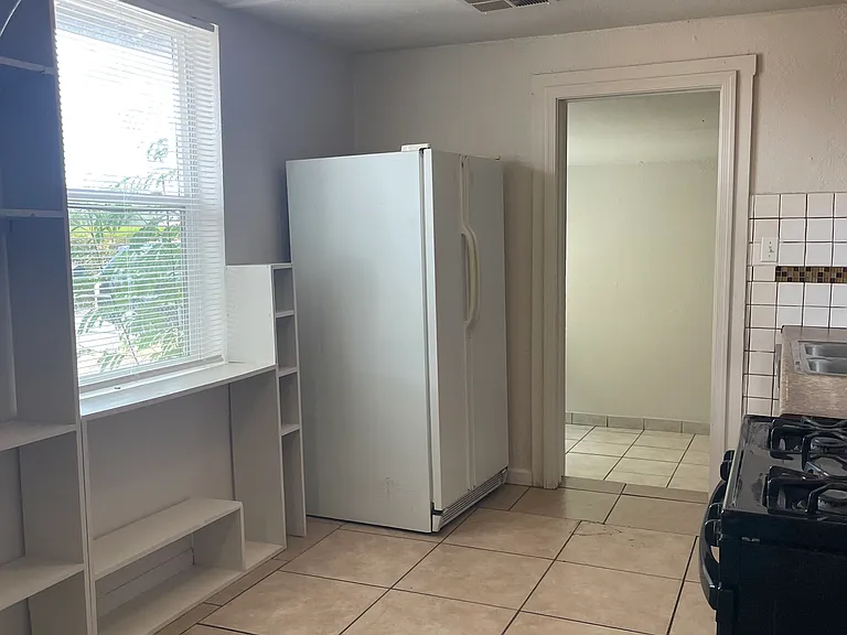 3348 E Cambridge Ave — Photo 2