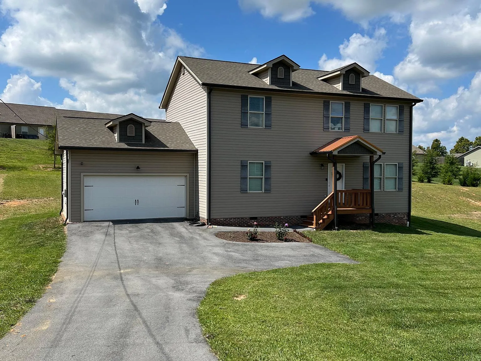 4 bed, 2.5 bath, 2184 sqft, $2,600 — Photo 1