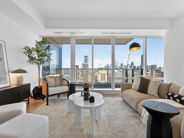 180 University Ave #3906, Toronto, ON M5H 0A2