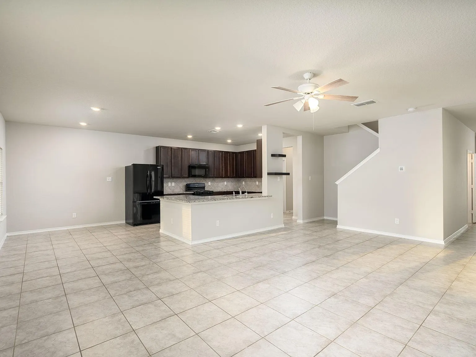 4 bed, 2.5 bath, 2410 sqft, $2,200 — Photo 3