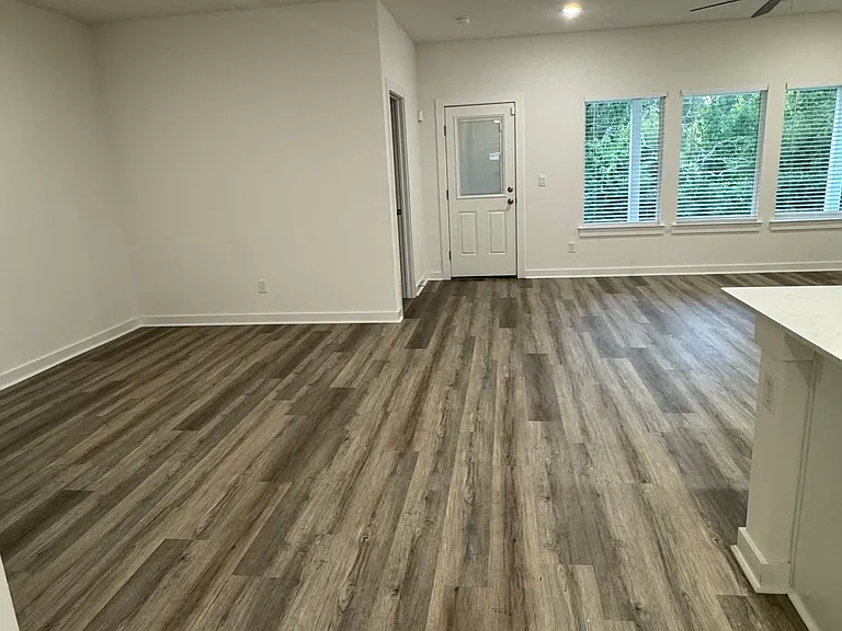 4340 Sloan Dr — Photo 11