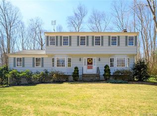 18 Leopard Dr, Sandy Hook, CT 06482