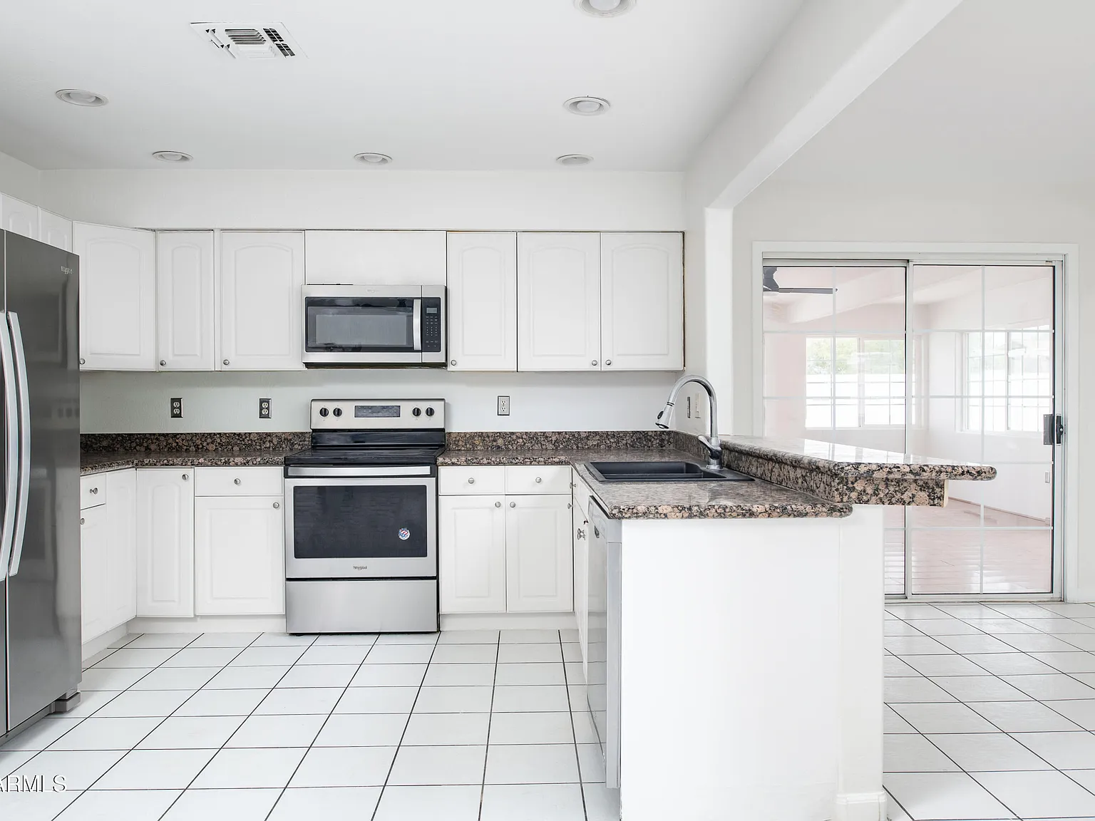 7 bed, 2.5 bath, 2516 sqft, $5,300 — Photo 2