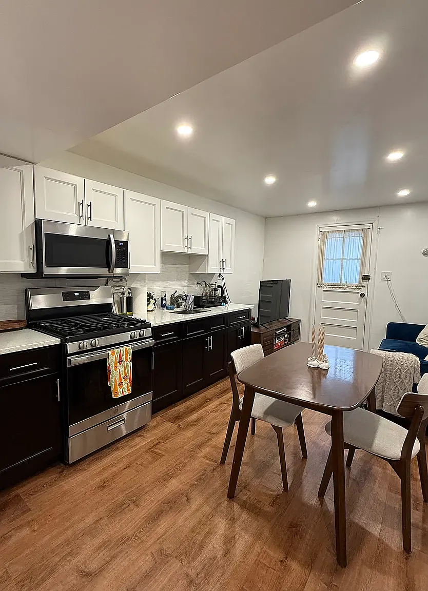 21-32 Steinway Street — Photo 2