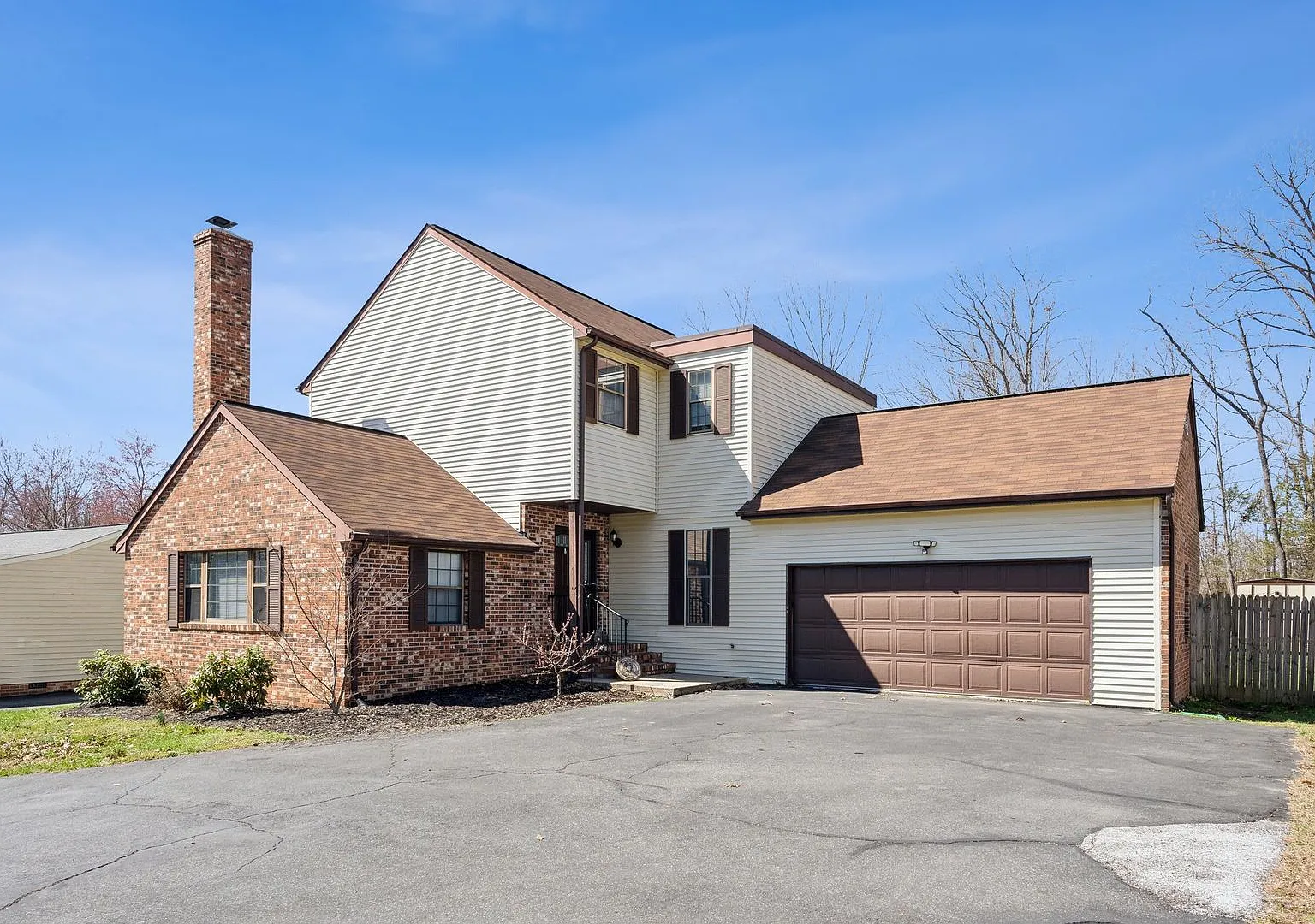 Beautifully renovated end-unit home on nearly an acre! — Photo 1