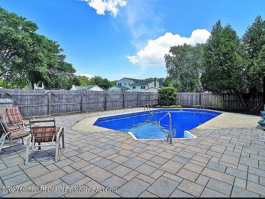 4 bed, 3.5 bath, 2415 sqft, $4,200 — Photo 2