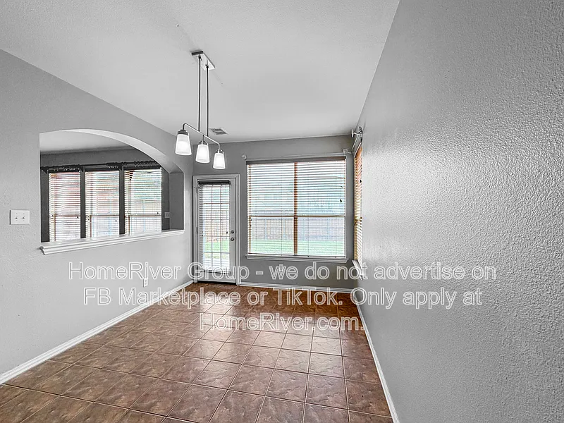 5 bed, 2.0 bath, 3761 sqft, $3,369 — Photo 4