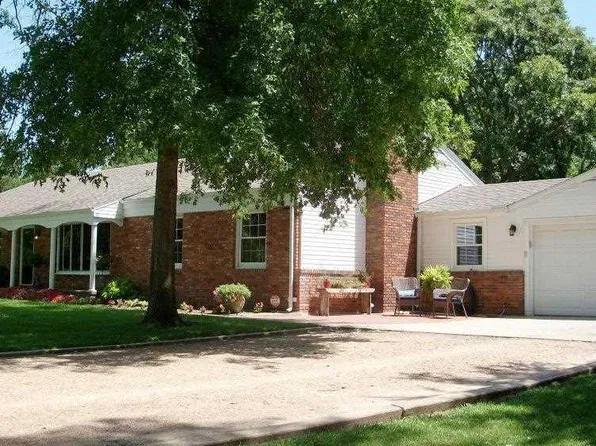 2906 N Meadowlake Dr, Hutchinson, KS 67502