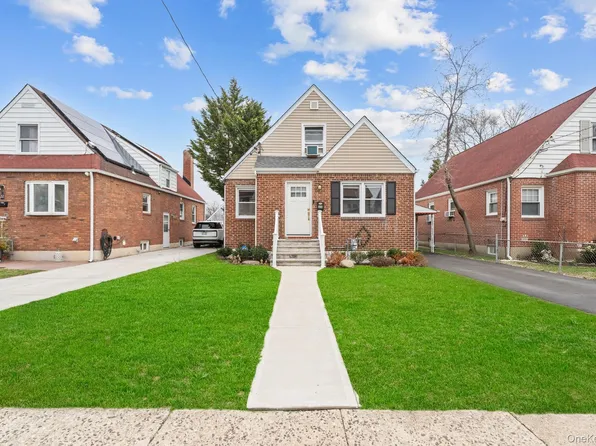 20 Dewitt Street, Valley Stream, NY 11580
