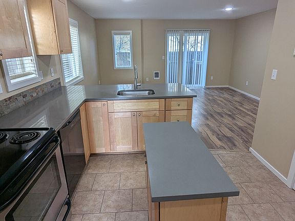 4th image of 10425 NE 5th Cir