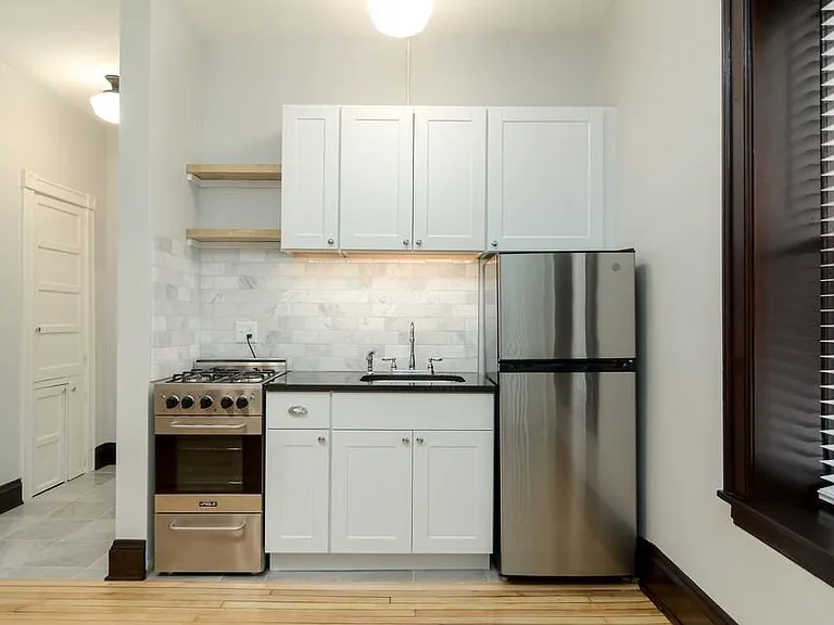 Lowry Hill Apartments — Photo 20