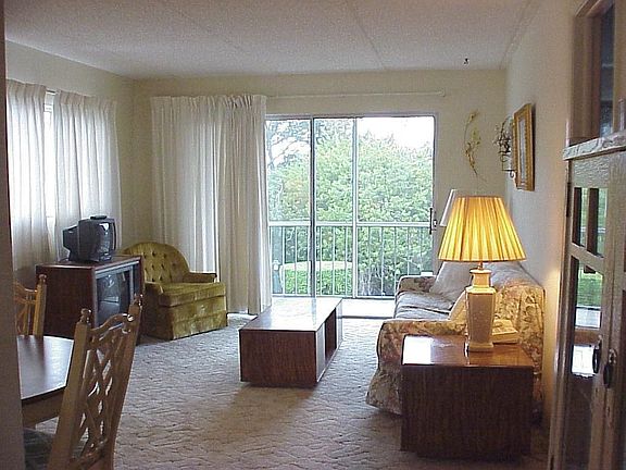 Living room/balcony