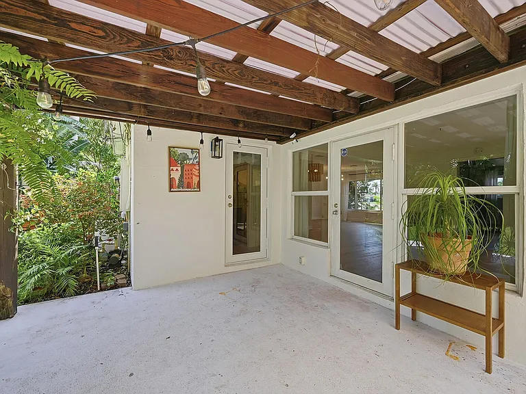 351 SW 13th St — Photo 24