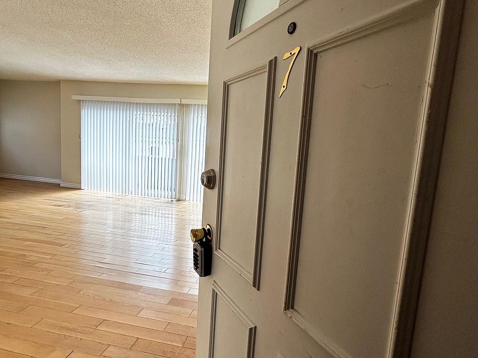 ENTRY TO UNIT