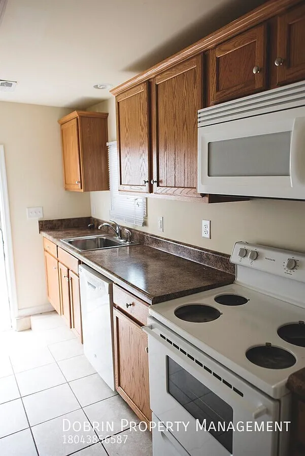 Inviting 4BR Nest in Maymont Park — Photo 2