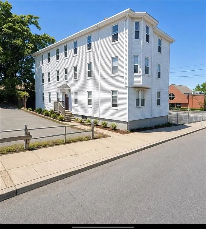2 bed, 1.0 bath, 950 sqft, $1,600 — Photo 1