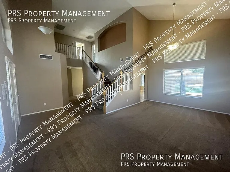 1053 W Bruce Ave — Photo 3