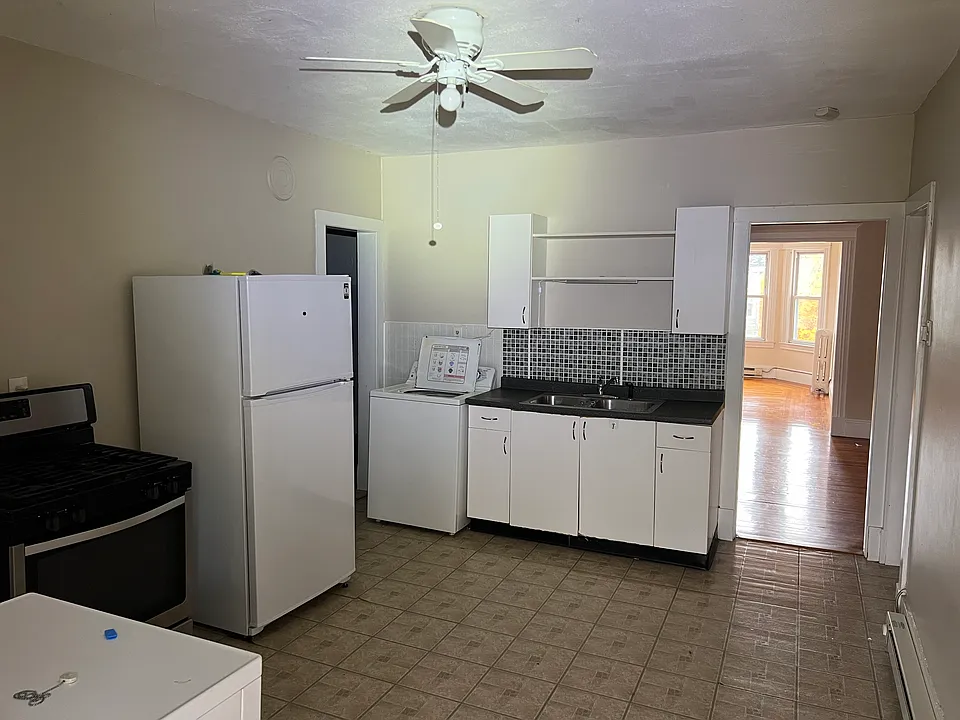 54 Bell St #3L