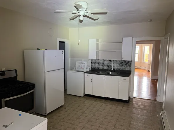 54 Bell St #3L, Chicopee, MA 01013