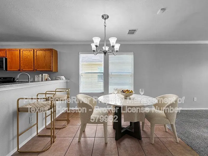 4 bed, 2.5 bath, 2796 sqft, $2,075 — Photo 3