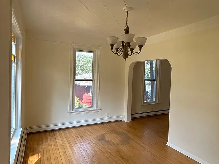 526 Winslow Ave E — Photo 2